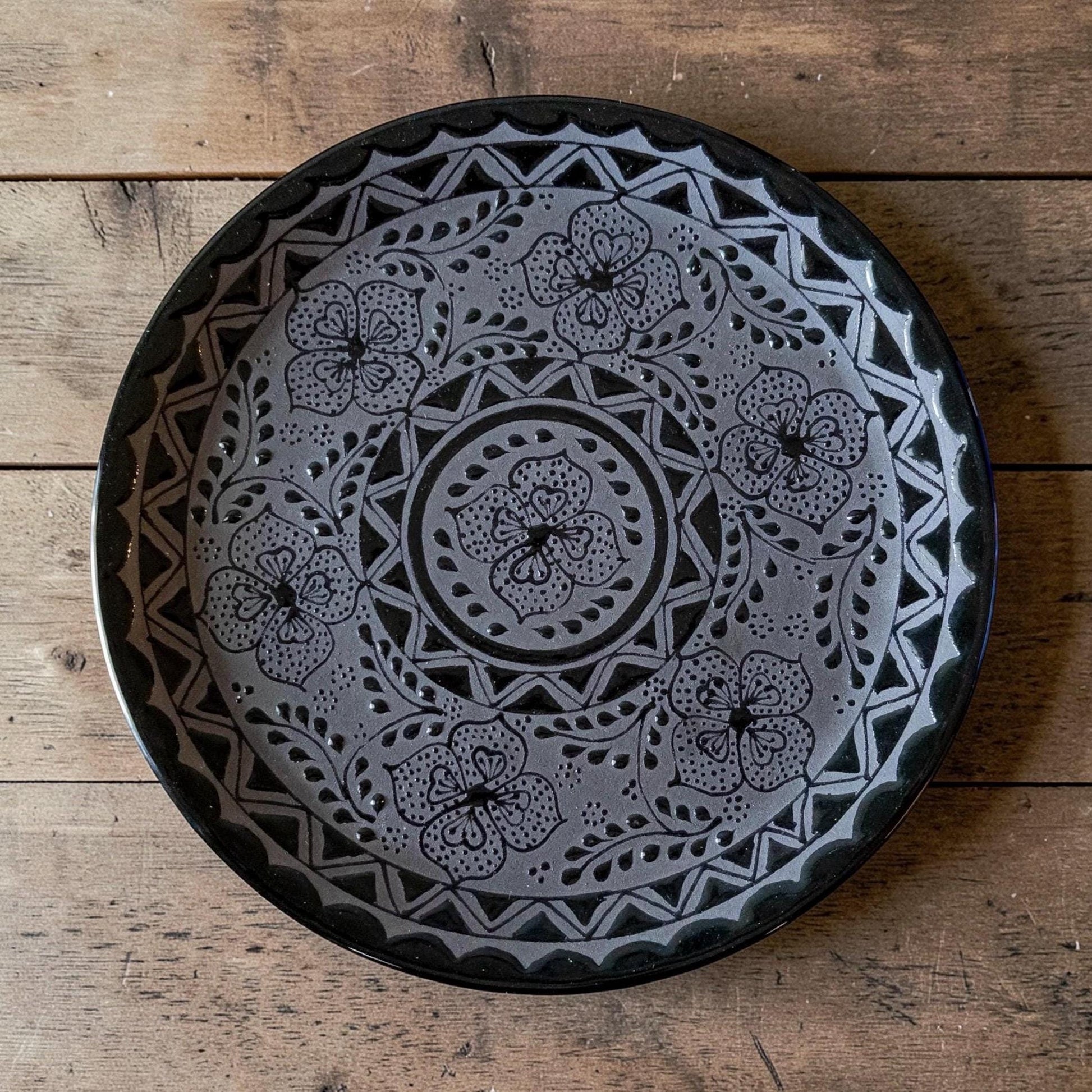Handmade black ceramic dinner plate with floral patterns - Casa Legaspi